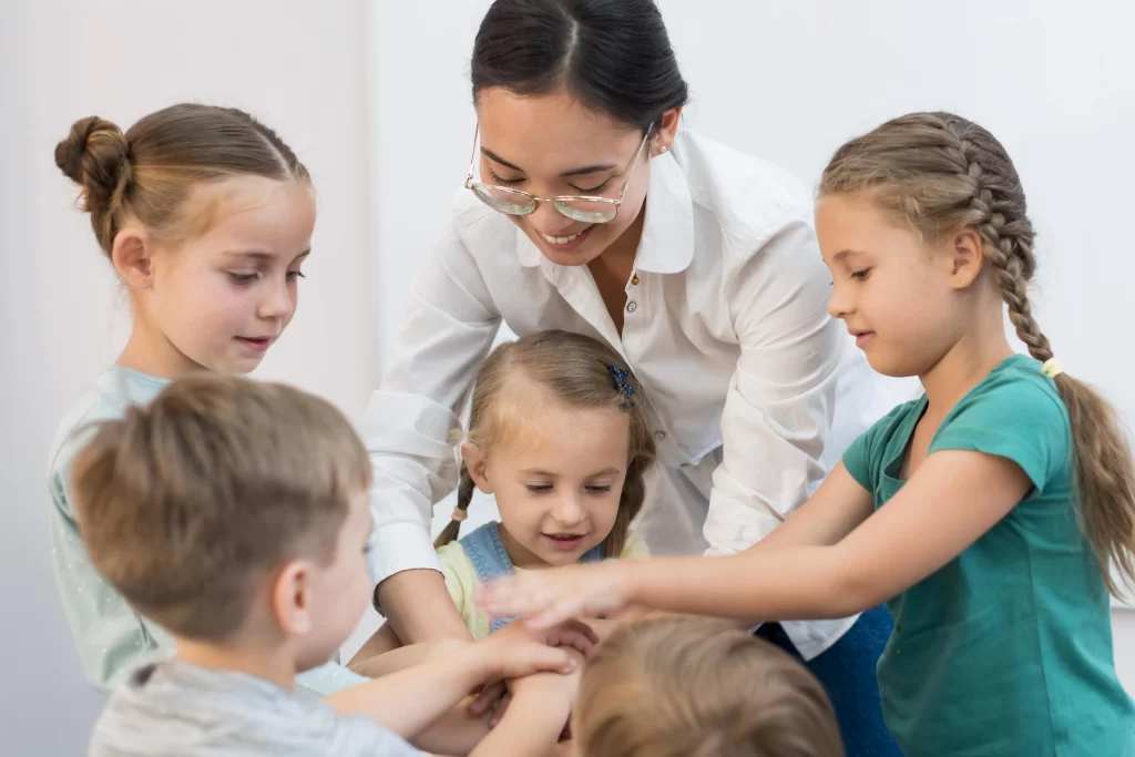 Chica del grupo geex atendiendo a varios niños