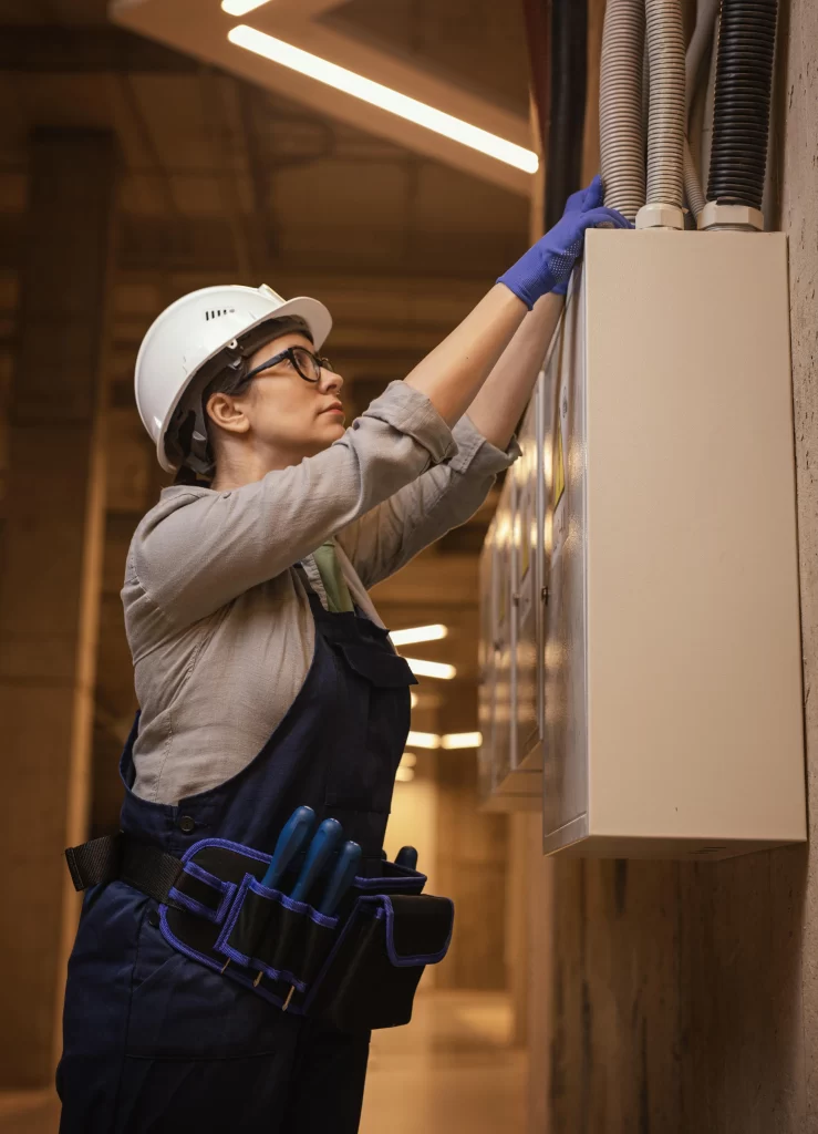 mujer haciendo pequeñas reparación de climatización en una empresa de grupo GEEX